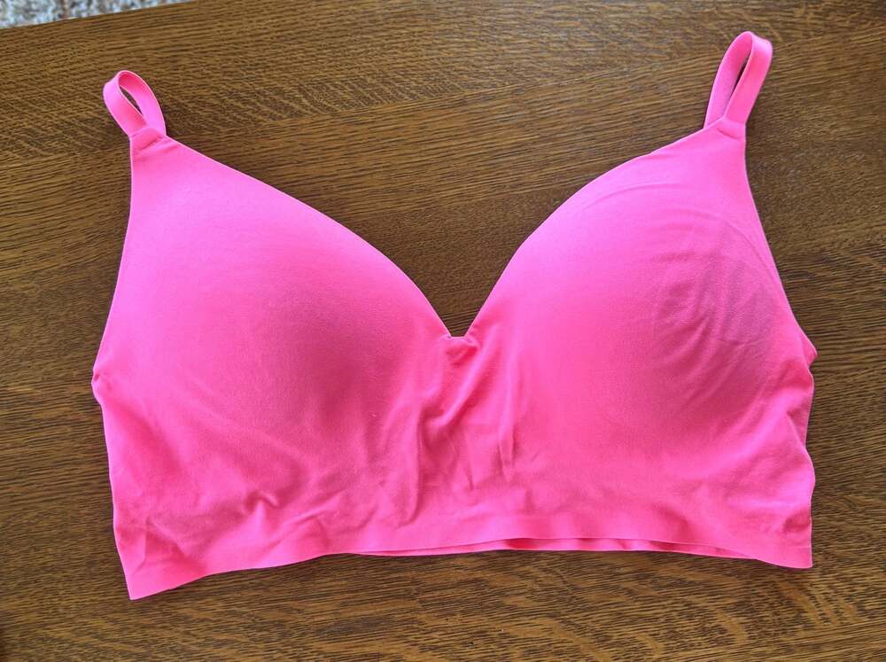 Victoria's Secret Lot: Front-Close Sport Bra (32DD) & PINK Wireless Push-Up Bra - Picture 7 of 9
